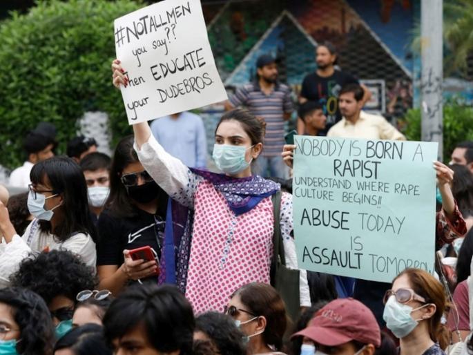no major protest in india after hathras case huge agitation in lahore after rape case | भारतात रस्त्यावर सामसूम; लाहोरमध्ये विरोधाचा बुलंद आवाज no major protest in india after hathras case huge agitation in lahore after rape case | भारतात रस्त्यावर सामसूम; लाहोरमध्ये विरोधाचा बुलंद आवाज