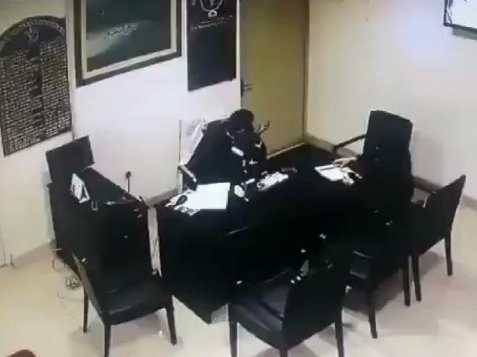 Pakistan doctor's misbehave act with woman in hospital video goes viral api | Video : डॉक्टरचे महिलेसोबत अश्लील चाळे, हॉस्पिटलमधील व्हिडीओ झाला व्हायरल