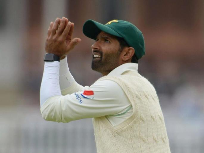 pakistan cricketers told to remove smart watches by icc anti corruption chiefs | स्मार्ट वॉच वापरल्यानं पाकिस्तानचे दोन खेळाडू आयसीसीच्या निशाण्यावर