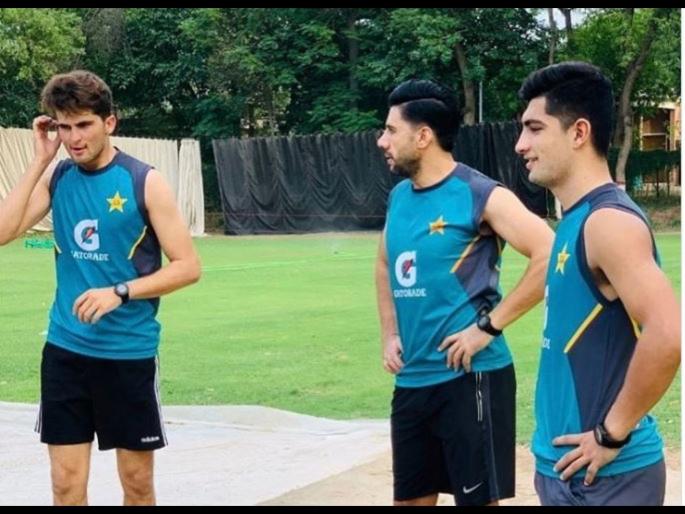 Pakistan players are back in training, But there is no social distancing amongst them svg | पाकिस्तानचे क्रिकेटपटू सरावाला लागले, पण कोरोनाचं गांभीर्य विसरले