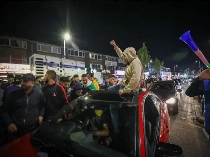 T20 World Cup 2021: Pakistani fans loose control after Pakistan's victory, 12 people injured while firing in the air | पाकिस्तानच्या विजयानंतर पाक चाहते 'सैराट', हवेत गोळीबार करताना 12 लोक जखमी T20 World Cup 2021: Pakistani fans loose control after Pakistan's victory, 12 people injured while firing in the air | पाकिस्तानच्या विजयानंतर पाक चाहते 'सैराट', हवेत गोळीबार करताना 12 लोक जखमी