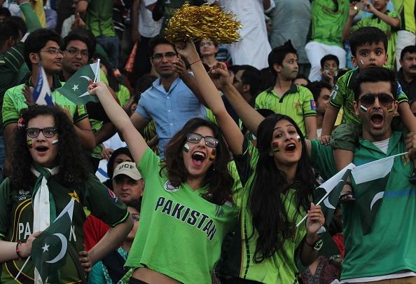 India vs Pakistan, World Cup 2019: Pakistan fans made song before the match against India, see the video | India Vs Pakistan, World Cup 2019 : भारताविरुद्धच्या सामन्यापूर्वी पाकिस्तानचे चाहते काय म्हणतायत, पाहा हा व्हिडीओ