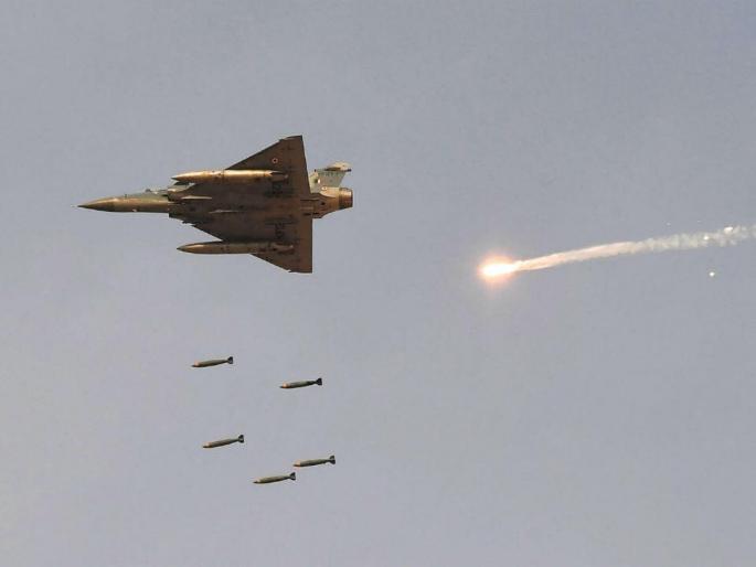 Pakistan Conducts Airstrikes on Afghanistan After Taliban Attacks; Claims 15-20 Militants Killed | पाकिस्तानचा पुन्हा एकदा अफगाणिस्तानवर एअर स्ट्राईक; अनेकजण ठार झाल्याची माहिती Pakistan Conducts Airstrikes on Afghanistan After Taliban Attacks; Claims 15-20 Militants Killed | पाकिस्तानचा पुन्हा एकदा अफगाणिस्तानवर एअर स्ट्राईक; अनेकजण ठार झाल्याची माहिती