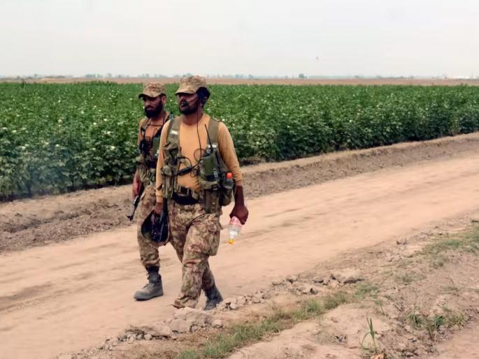 Feed the terrorists! Pakistani army came from tanks to tractors, ready to farming, land grabbing | दहशतवाद्यांना पोसले! पाकिस्तानी सैन्य रणगाड्यांवरून ट्रॅक्टरवर आले, नांगर चालविण्याची तयारी Feed the terrorists! Pakistani army came from tanks to tractors, ready to farming, land grabbing | दहशतवाद्यांना पोसले! पाकिस्तानी सैन्य रणगाड्यांवरून ट्रॅक्टरवर आले, नांगर चालविण्याची तयारी