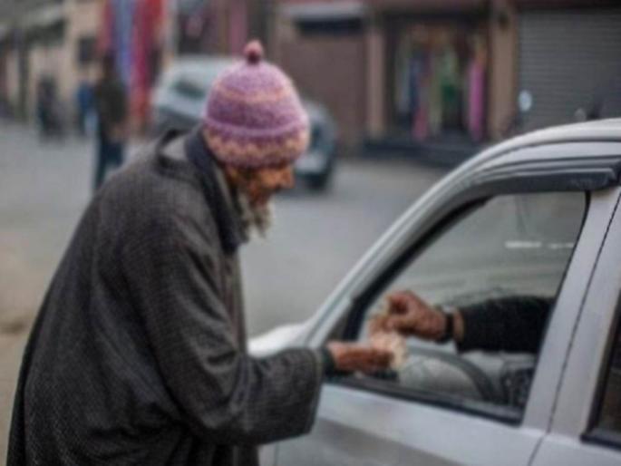 16 beggars were taken off the plane; Pakistani beggars are a problem in the Gulf | ...अन् १६ भिकाऱ्यांना विमानातून उतरविले; पाकिस्तानी भिकाऱ्यांमुळे आखातात समस्या 16 beggars were taken off the plane; Pakistani beggars are a problem in the Gulf | ...अन् १६ भिकाऱ्यांना विमानातून उतरविले; पाकिस्तानी भिकाऱ्यांमुळे आखातात समस्या