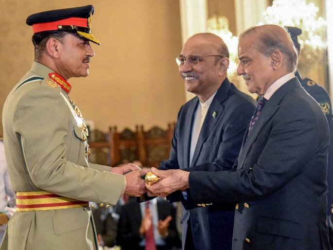 Asim Munir will remain in uniform for the rest of his life, will never be arrested; Appointed as CDF of Pakistan Army | असीम मुनीर आयुष्यभर वर्दीवरच राहतील, कधीच अटक होणार नाही; पाकिस्तान सैन्याचे सीडीएफ म्हणून नियुक्ती Asim Munir will remain in uniform for the rest of his life, will never be arrested; Appointed as CDF of Pakistan Army | असीम मुनीर आयुष्यभर वर्दीवरच राहतील, कधीच अटक होणार नाही; पाकिस्तान सैन्याचे सीडीएफ म्हणून नियुक्ती