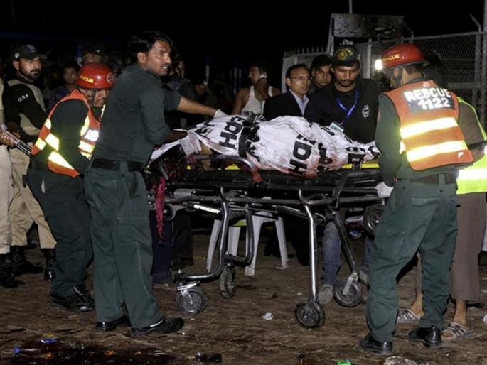 Police truck attack with bomb, seven policemen were killed and 22 injured | पाकिस्तानात पोलिसांच्या ट्रकखाली बॉम्बस्फोट, सात पोलिसांचा मृत्यू, तर 22 जखमी Police truck attack with bomb, seven policemen were killed and 22 injured | पाकिस्तानात पोलिसांच्या ट्रकखाली बॉम्बस्फोट, सात पोलिसांचा मृत्यू, तर 22 जखमी