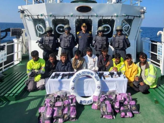 ten pakistan criminals crossed indian water border with 40 kg drugs worth 300cr weapons coastguard gujarat | गुजरातमध्ये घुसखोरी करत होते 10 पाकिस्तानी, 300 कोटींच्या ड्रग्ज आणि शस्त्रांसह अटक! ten pakistan criminals crossed indian water border with 40 kg drugs worth 300cr weapons coastguard gujarat | गुजरातमध्ये घुसखोरी करत होते 10 पाकिस्तानी, 300 कोटींच्या ड्रग्ज आणि शस्त्रांसह अटक!