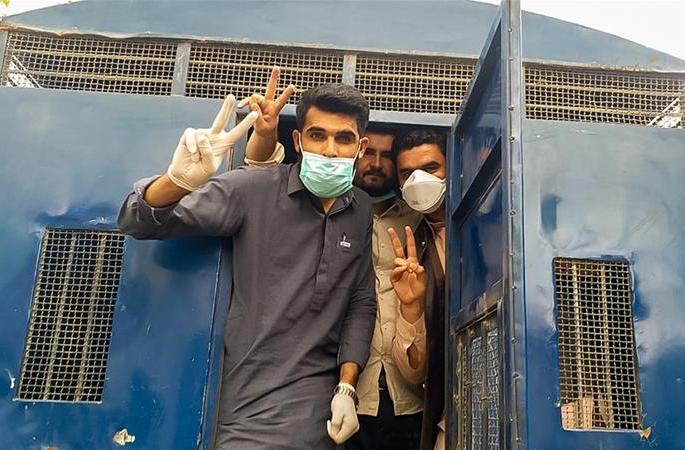 coronavirus : Pakistan police arrest doctors protesting lack of virus protection gear | coronavirus : पाकिस्तानात सुरक्षा साधनं मागितली म्हणून डॉक्टरांना फटके, काहींना अटक. coronavirus : Pakistan police arrest doctors protesting lack of virus protection gear | coronavirus : पाकिस्तानात सुरक्षा साधनं मागितली म्हणून डॉक्टरांना फटके, काहींना अटक.