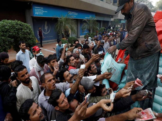pakistan debt on china uae worldwide per head debt on pakistani people | Pakistan Economy Crisis: पाकिस्तानची तिजोरी झाली रिकामी! कर्ज घेऊन सुरू व्यवहार, जाणून घ्या किती आहे कर्ज? pakistan debt on china uae worldwide per head debt on pakistani people | Pakistan Economy Crisis: पाकिस्तानची तिजोरी झाली रिकामी! कर्ज घेऊन सुरू व्यवहार, जाणून घ्या किती आहे कर्ज?