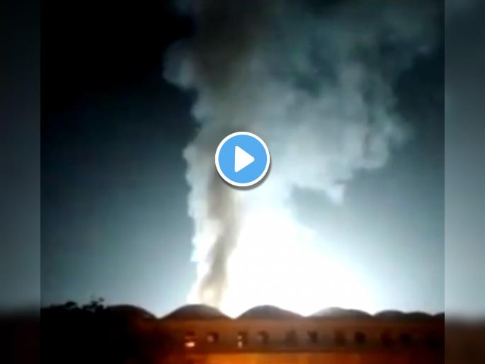 Massive Fire outbreak in Pakistan Karachi National Stadium before PSL 2022 about to begin Viral going Viral | Fire in Pakistan Cricket Stadium: PSL चा सामना सुरू होण्याआधी कराचीच्या नॅशनल स्टेडियममध्ये मोठी आग, PSL साठी बनवलेला कॉमेंट्री बॉक्स जळून खाक (Video)