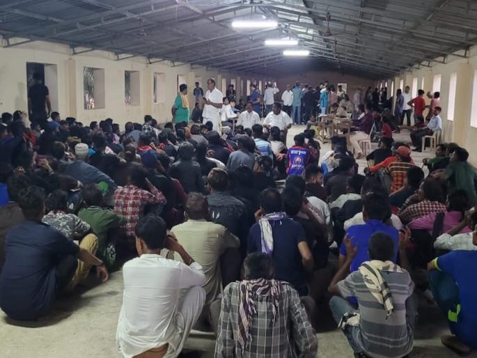 198 Indian fishermen from Pakistan in the first phase were finally handed over to their relatives | पाकिस्तानातून आलेले पहिल्या टप्यातील १९८ भारतीय मच्छिमार अखेर नातेवाईकांच्या स्वाधीन 198 Indian fishermen from Pakistan in the first phase were finally handed over to their relatives | पाकिस्तानातून आलेले पहिल्या टप्यातील १९८ भारतीय मच्छिमार अखेर नातेवाईकांच्या स्वाधीन