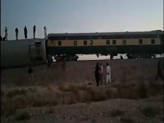 Pakistan Jaffar Express train explodes derails and overturns | पाकिस्तानच्या जाफर एक्सप्रेसमध्ये स्फोट; ट्रेन रुळावरून घसरुन उलटली, काही तासांपूर्वीच लष्कराला करण्यात आलं होतं लक्ष्य