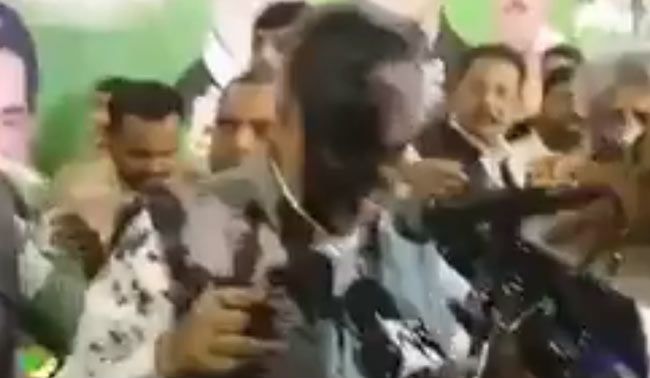 pakistan foreign minister khwaja asif ink thrown | पाकिस्तान परराष्ट्र मंत्र्यांच्या चेह-याला काळं फासलं, तोंड धुवून पूर्ण केलं भाषण
