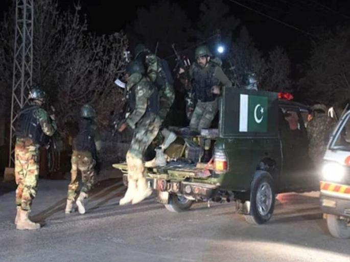 Terrorist attack in Pakistan some soldiers killed | पाकमध्ये अतिरेकी हल्ला : ३ सैनिक ठार Terrorist attack in Pakistan some soldiers killed | पाकमध्ये अतिरेकी हल्ला : ३ सैनिक ठार