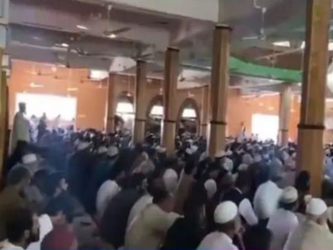 There was a crowd of thousands in the mosque, Maulana asked who will fight against India? Raise your hands, then something like this happened... | मशिदीत होता हजारोंचा जमाव, मौलानाने विचारलं भारताविरोधात कोण लढणार? हात वर करा, मग घडलं असं काही...