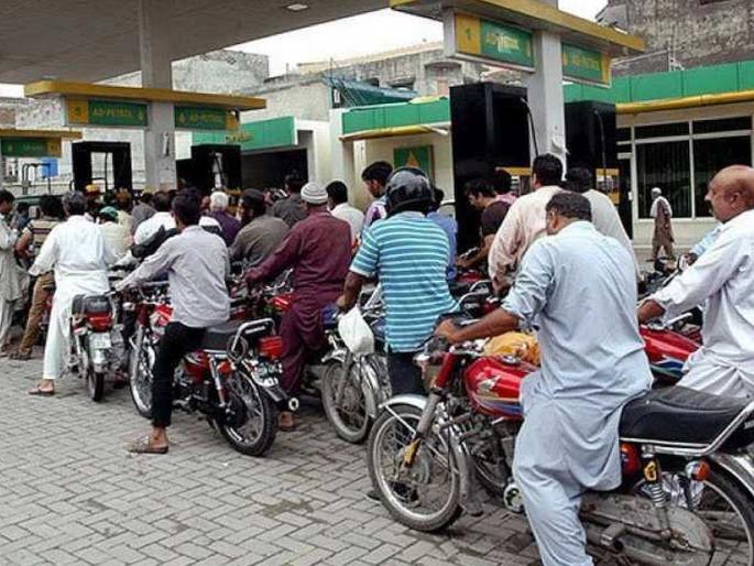 Pakistan Petrol-Diesel Price Hike: Pakistan hit by inflation! Petrol and diesel prices increase by Rs 55 at once; People are worried about fuel price hike | पाकिस्तानला महागाईचा महाधक्का! पेट्रोल-डिझेलच्या दरात एकाच वेळी ५५ रुपयांची वाढ; इंधन दरवाढीने जनता होरपळली Pakistan Petrol-Diesel Price Hike: Pakistan hit by inflation! Petrol and diesel prices increase by Rs 55 at once; People are worried about fuel price hike | पाकिस्तानला महागाईचा महाधक्का! पेट्रोल-डिझेलच्या दरात एकाच वेळी ५५ रुपयांची वाढ; इंधन दरवाढीने जनता होरपळली