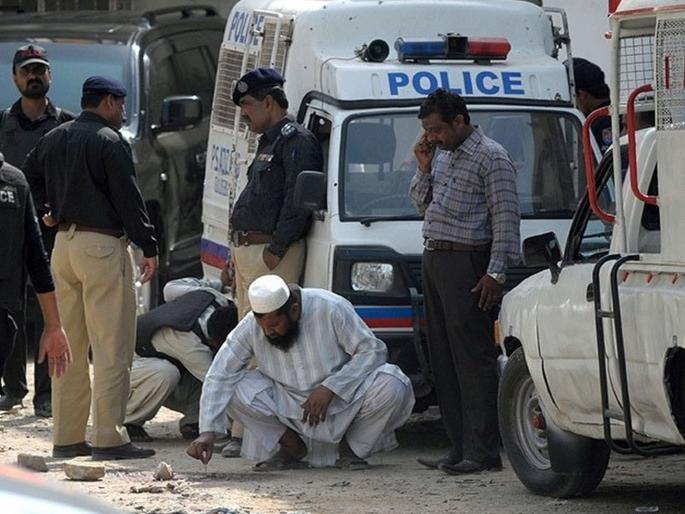 Poor Pakistan, people started robbing gangs; 19 people killed during Ramadan | कंगाल पाकिस्तान, लोक टोळ्या टोळ्यांनी दरोडे टाकू लागले; रमजान काळात १९ जणांची हत्या Poor Pakistan, people started robbing gangs; 19 people killed during Ramadan | कंगाल पाकिस्तान, लोक टोळ्या टोळ्यांनी दरोडे टाकू लागले; रमजान काळात १९ जणांची हत्या