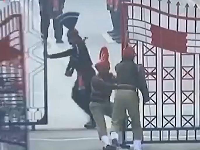 Pakistan opened the gates of Attari and Wagah borders; fear was so big that even Pakistanis were not allowed in... | पाकिस्तानने अटारी, वाघा बॉर्डरचे गेट उघडले; धास्ती एवढी की पाकिस्तानींनाही घेत नव्हते...