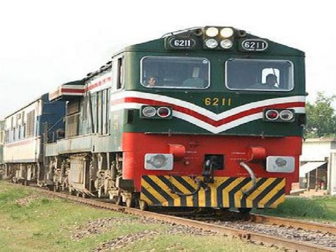 Railway employee have asked for 730 days leave | रेल्वे मंत्र्यांना वैतागून अधिकाऱ्याने मागितली 730 दिवसांची रजा Railway employee have asked for 730 days leave | रेल्वे मंत्र्यांना वैतागून अधिकाऱ्याने मागितली 730 दिवसांची रजा