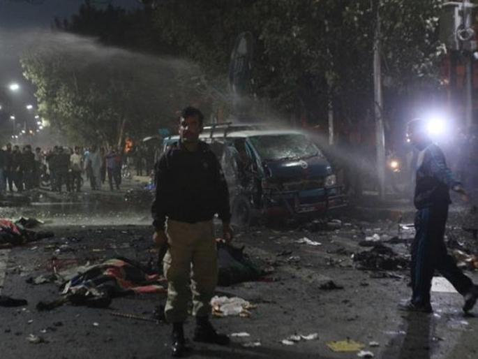 Pakistan blasted again, 20 injured in bomb blasts | पाकिस्तान पुन्हा बॉम्बस्फोटानं हादरलं, 20 जण जखमी Pakistan blasted again, 20 injured in bomb blasts | पाकिस्तान पुन्हा बॉम्बस्फोटानं हादरलं, 20 जण जखमी
