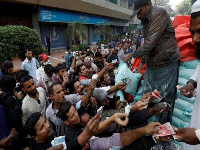 economic woes of pakistan and sri lanka have similar origin stories imf loan what happens if pakistan defaults | पाकिस्तान आता 'भिकाऱ्यांचा' देश, कर्जाचे सर्व दरवाजे बंद होताच श्रीमंत बोऱ्या बिस्तरा गुंडाळू लागले economic woes of pakistan and sri lanka have similar origin stories imf loan what happens if pakistan defaults | पाकिस्तान आता 'भिकाऱ्यांचा' देश, कर्जाचे सर्व दरवाजे बंद होताच श्रीमंत बोऱ्या बिस्तरा गुंडाळू लागले