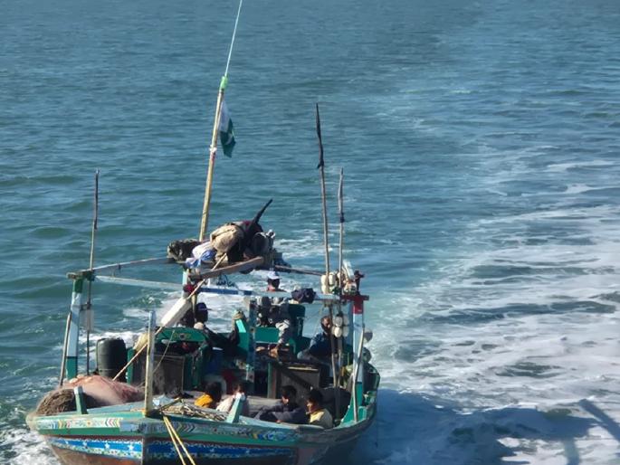 Coast Guard apprehends 11 Pakistani nationals who entered Indian waters near Jakhou | गुजरातच्या समुद्रात खळबळ; भारतीय तटरक्षक दलाने पाकिस्तानी मासेमारी बोट पकडली, ११ जण ताब्यात Coast Guard apprehends 11 Pakistani nationals who entered Indian waters near Jakhou | गुजरातच्या समुद्रात खळबळ; भारतीय तटरक्षक दलाने पाकिस्तानी मासेमारी बोट पकडली, ११ जण ताब्यात