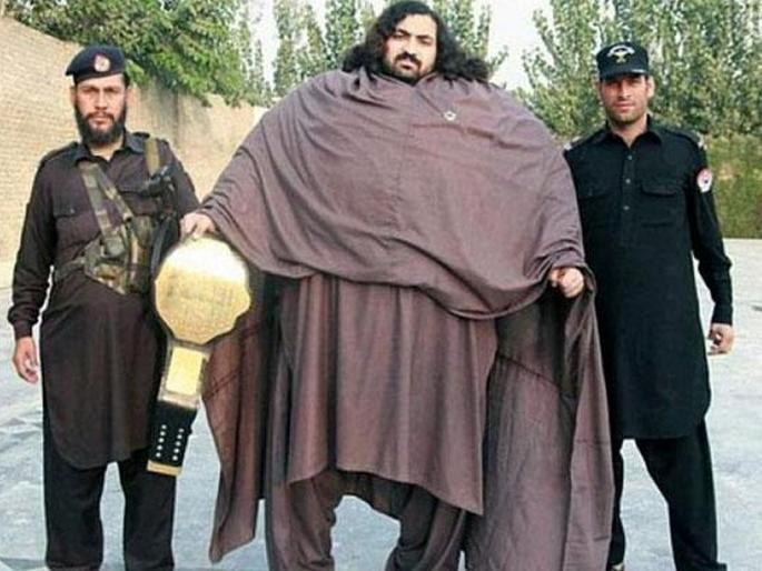 Pakistani hulk Arbab Khizer Hayat is looking for love whose weight should at least 100 kg | पाकिस्तानातील ४०० किलोचा 'हल्क' प्रेमाच्या शोधात, ३०० मुली पाहिल्यावर ठेवल्या 'या' अटी... Pakistani hulk Arbab Khizer Hayat is looking for love whose weight should at least 100 kg | पाकिस्तानातील ४०० किलोचा 'हल्क' प्रेमाच्या शोधात, ३०० मुली पाहिल्यावर ठेवल्या 'या' अटी...
