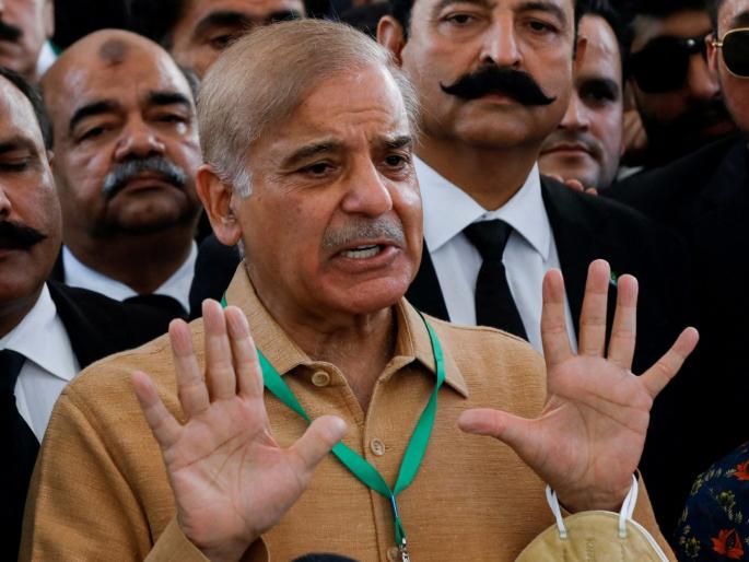 Location can be found for just Rs 150, phone records for Rs 600! Pakistani ministers' security in danger | अवघ्या १५० रुपयांत मिळतं लोकेशन, तर ६०० रुपयांत फोन रेकॉर्ड! पाकिस्तानी मंत्र्यांची सुरक्षा धोक्यात  Location can be found for just Rs 150, phone records for Rs 600! Pakistani ministers' security in danger | अवघ्या १५० रुपयांत मिळतं लोकेशन, तर ६०० रुपयांत फोन रेकॉर्ड! पाकिस्तानी मंत्र्यांची सुरक्षा धोक्यात