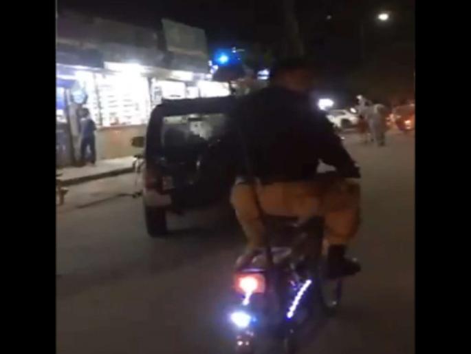 Video: 'Pakistani police patrolling on bicycle | Video: 'सायकवरून गस्त घालताहेत पाकिस्तानचे पोलीस अन् सरकार भारताला देतंय युद्धाची धमकी! Video: 'Pakistani police patrolling on bicycle | Video: 'सायकवरून गस्त घालताहेत पाकिस्तानचे पोलीस अन् सरकार भारताला देतंय युद्धाची धमकी!