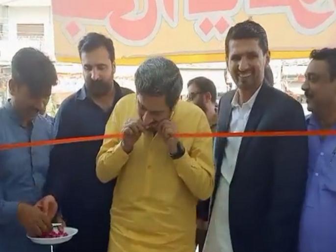 Pakistani minister Fayaz Ul Hassan Chohan cuts ribbon with teeth instead of scissors, Video goes viral | पाकिस्तानी मंत्र्याने कात्रीऐवजी चक्क दातानेच कापली उद्घाटनाची रिबीन, Video व्हायरल Pakistani minister Fayaz Ul Hassan Chohan cuts ribbon with teeth instead of scissors, Video goes viral | पाकिस्तानी मंत्र्याने कात्रीऐवजी चक्क दातानेच कापली उद्घाटनाची रिबीन, Video व्हायरल