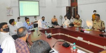 Only then 14 days 'smart lockdown' in Nagpur: Guardian Minister Raut | -तरच नागपुरात १४ दिवसांचा ‘स्मार्ट लॉकडाऊन’ : पालकमंत्री राऊत Only then 14 days 'smart lockdown' in Nagpur: Guardian Minister Raut | -तरच नागपुरात १४ दिवसांचा ‘स्मार्ट लॉकडाऊन’ : पालकमंत्री राऊत