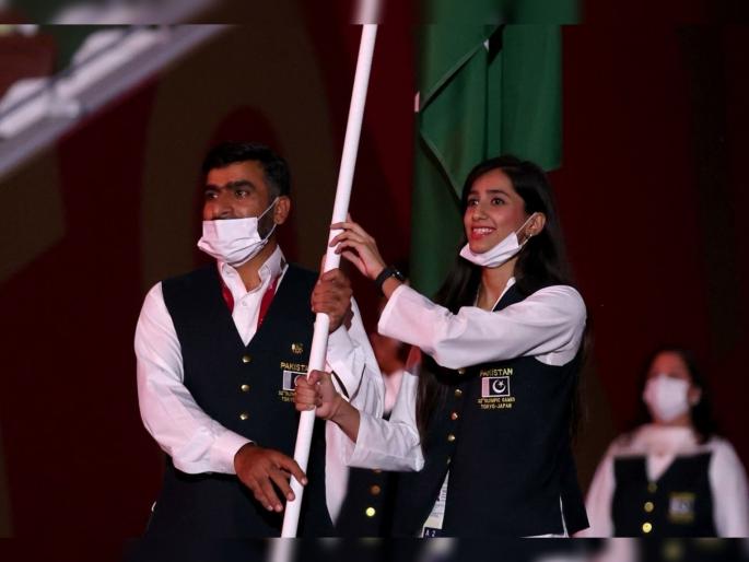 Tokyo Olympics 2020: Pakistan team's flag bearer flouts Covid rules, marches mask-free at opening parade | Tokyo Olympics opening Ceremony : उद्धाटन सोहळ्यात पाकिस्तानी खेळाडूंचा प्रताप, चमकोगिरीसाठी कोरोना नियमांना केराची टोपली! Tokyo Olympics 2020: Pakistan team's flag bearer flouts Covid rules, marches mask-free at opening parade | Tokyo Olympics opening Ceremony : उद्धाटन सोहळ्यात पाकिस्तानी खेळाडूंचा प्रताप, चमकोगिरीसाठी कोरोना नियमांना केराची टोपली!