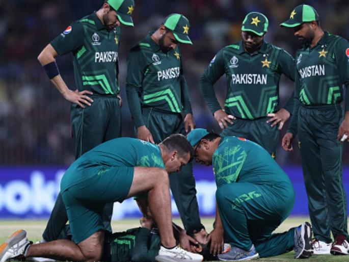Update regarding Shadab Khan ; He will no longer take the field due to concussion,  Usama Mir is his concussion substitute, Shadab hit his head on the ground while fielding, Video  | Video : फिल्डिंग करताना पाकिस्तानी स्टार खेळाडू 'डोक्यावर' पडला अन् थेट मैदानाबाहेर गेला