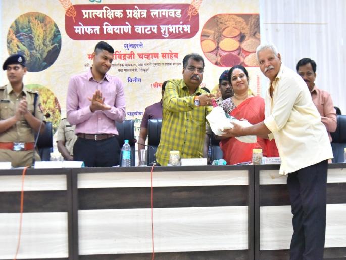 Keep Sindhudurg a leader in the production of coarse grains from the wealth of seeds says Guardian Minister Ravindra Chavan | बियाण्यांच्या संपत्तीतून सिंधुदुर्गला भरडधान्य उत्पादनात अग्रेसर ठेवा, पालकमंत्री रविंद्र चव्हाणांचे आवाहन Keep Sindhudurg a leader in the production of coarse grains from the wealth of seeds says Guardian Minister Ravindra Chavan | बियाण्यांच्या संपत्तीतून सिंधुदुर्गला भरडधान्य उत्पादनात अग्रेसर ठेवा, पालकमंत्री रविंद्र चव्हाणांचे आवाहन