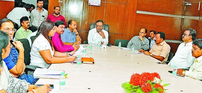 Decision in the matter of returning the 'land' in a month | ‘त्या’ जमिनी परत करण्याबाबत महिनाभरात निर्णय Decision in the matter of returning the 'land' in a month | ‘त्या’ जमिनी परत करण्याबाबत महिनाभरात निर्णय