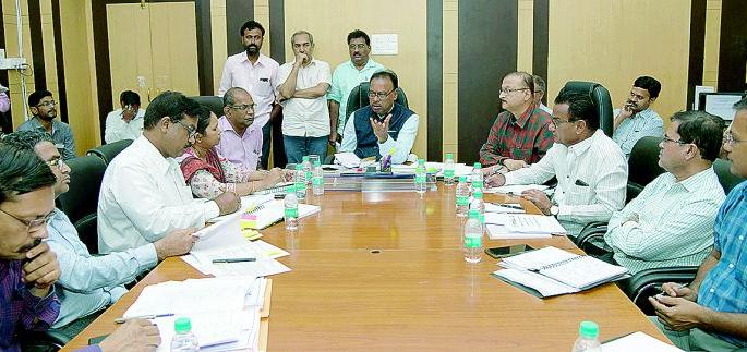 Direction to the sub-divisional officers to visit villages | उपविभागीय अधिकाऱ्यांना गावांचे दौरे करण्याचे निर्देश Direction to the sub-divisional officers to visit villages | उपविभागीय अधिकाऱ्यांना गावांचे दौरे करण्याचे निर्देश