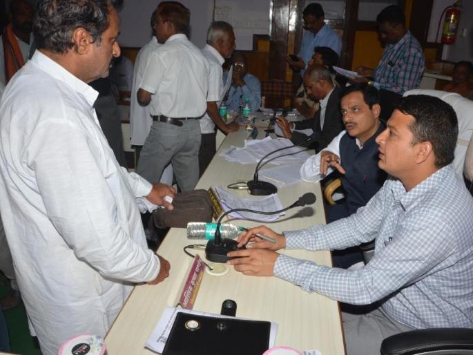 The Guardian Minister Janata Darbar; A total of 9 6 complaints received | अकोल्यात पालकमंत्री डॉ. रणजीत पाटील यांच्या जनता दरबाराला उत्स्फुर्त प्रतिसाद; एकूण  ९६ तक्रारी प्राप्त