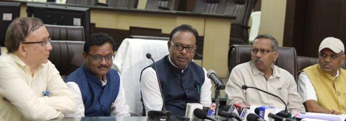 Panchanam Gram Sabha to check, farmers get three-level help: Guardian Minister Bawankule | पंचनामे ग्रामसभा तपासणार, शेतकऱ्यांना मिळणार त्रिस्तरीय मदत : पालकमंत्री बावनकुळे Panchanam Gram Sabha to check, farmers get three-level help: Guardian Minister Bawankule | पंचनामे ग्रामसभा तपासणार, शेतकऱ्यांना मिळणार त्रिस्तरीय मदत : पालकमंत्री बावनकुळे