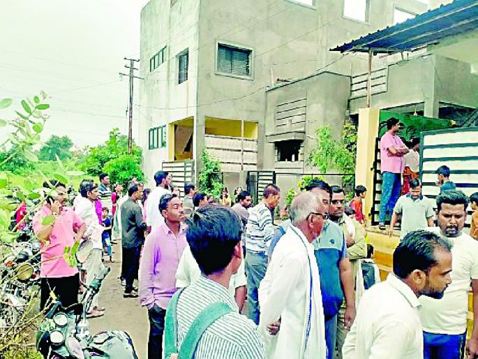 Students forced to buy expensive uniform; pulled out of school, anger of parents against school in Badnera | महागड्या युनिफॉर्मची सक्ती; विद्यार्थ्याना काढले शाळेबाहेर, स्कूलच्या विरोधात पालकांचा रोष Students forced to buy expensive uniform; pulled out of school, anger of parents against school in Badnera | महागड्या युनिफॉर्मची सक्ती; विद्यार्थ्याना काढले शाळेबाहेर, स्कूलच्या विरोधात पालकांचा रोष