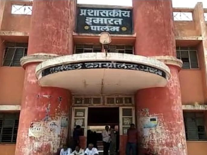 Officers and leaders dispute at the Palam Tahsil office | पालम तहसील कार्यालयात अधिकारी आणि पुढाऱ्यांमध्ये खडाजंगी Officers and leaders dispute at the Palam Tahsil office | पालम तहसील कार्यालयात अधिकारी आणि पुढाऱ्यांमध्ये खडाजंगी