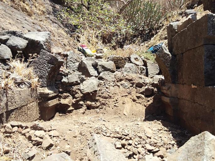 Fourth door found in Palasgarh | पळसगडावर सापडला चौथा दरवाजा