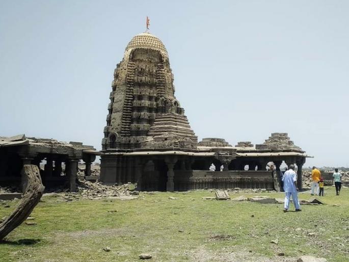 Uyuni reached the level of historical significance because of the historical sights | उजनीने कमालीची पातळी गाठल्यामुळे ऐतिहासिक वास्तूंचे दर्शन