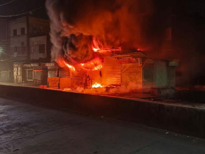 Dispute over minor issue in Paldhi in jalgaon district; Car sabotage, shops set on fire | पाळधीत किरकोळ कारणावरुन वाद; कारची तोडफोड, दुकाने पेटवली Dispute over minor issue in Paldhi in jalgaon district; Car sabotage, shops set on fire | पाळधीत किरकोळ कारणावरुन वाद; कारची तोडफोड, दुकाने पेटवली