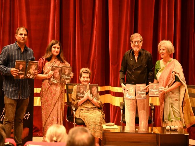 He did not do commercial dramas I am thankful for what he did actor director Amol Palekar | 'मी कमाईसाठी कधीच नाटक केले नाही' दिग्दर्शक अमोल पालेकर यांनी व्यक्त केल्या भावना He did not do commercial dramas I am thankful for what he did actor director Amol Palekar | 'मी कमाईसाठी कधीच नाटक केले नाही' दिग्दर्शक अमोल पालेकर यांनी व्यक्त केल्या भावना