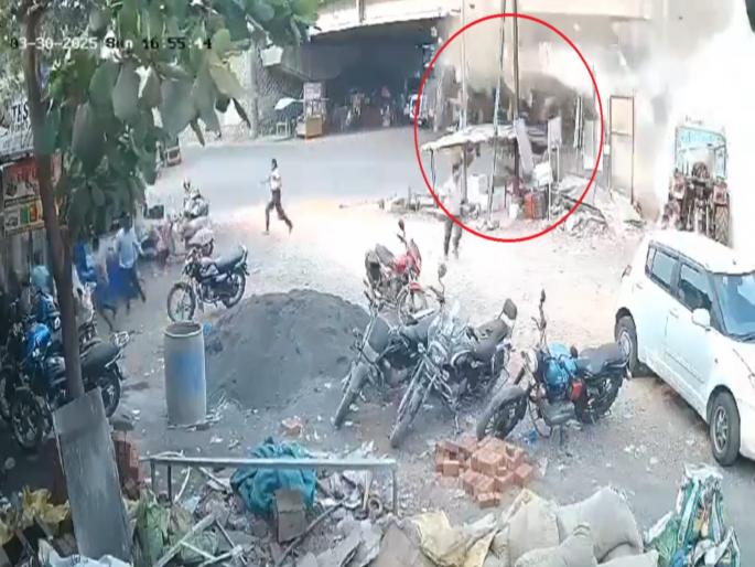 VIDEO Tanker full of kerosene fell off the bridge in Palghar | पुलावर कोसळून रॉकेलच्या टँकरने घेतला पेट; पालघरमधील अपघाताचा VIDEO समोर