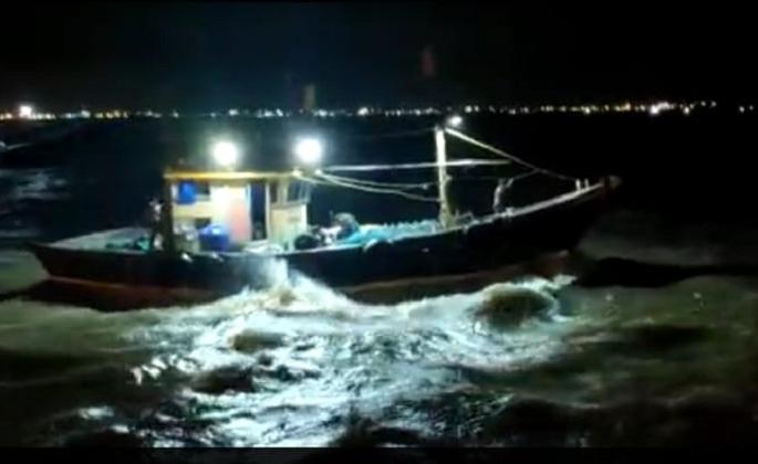 500 boats stranded at sea, endangering the lives of one lakh fishermen | समुद्रात ५०० नौका अडकल्या, एक लाख मच्छीमारांचा जीव धोक्यात 500 boats stranded at sea, endangering the lives of one lakh fishermen | समुद्रात ५०० नौका अडकल्या, एक लाख मच्छीमारांचा जीव धोक्यात