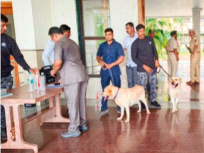 Email claiming to have bomb in Collector's office! Two buildings in Palghar office evacuated | पालघर जिल्हाधिकारी कार्यालयात बॉम्ब असल्याचा ई-मेल! दोन इमारती केल्या रिकाम्या