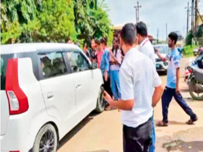 Mistress runs over workers with car; Insulting incident at company gate in Palghar | मालकिणीने कामगारांच्या अंगावर घातली गाडी; पालघरमधील कंपनीच्या गेटवर संतापजनक प्रकार Mistress runs over workers with car; Insulting incident at company gate in Palghar | मालकिणीने कामगारांच्या अंगावर घातली गाडी; पालघरमधील कंपनीच्या गेटवर संतापजनक प्रकार