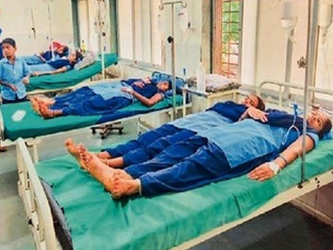 500 students food poisoning in Palghar; Suspicion of serving stale vegetables in food; 332 students are undergoing treatment | पालघरमध्ये ५०० विद्यार्थ्यांना अन्नातून विषबाधा; जेवणात शिळी भाजी दिल्याचा संशय; ३३२ विद्यार्थ्यांवर उपचार सुरू 500 students food poisoning in Palghar; Suspicion of serving stale vegetables in food; 332 students are undergoing treatment | पालघरमध्ये ५०० विद्यार्थ्यांना अन्नातून विषबाधा; जेवणात शिळी भाजी दिल्याचा संशय; ३३२ विद्यार्थ्यांवर उपचार सुरू